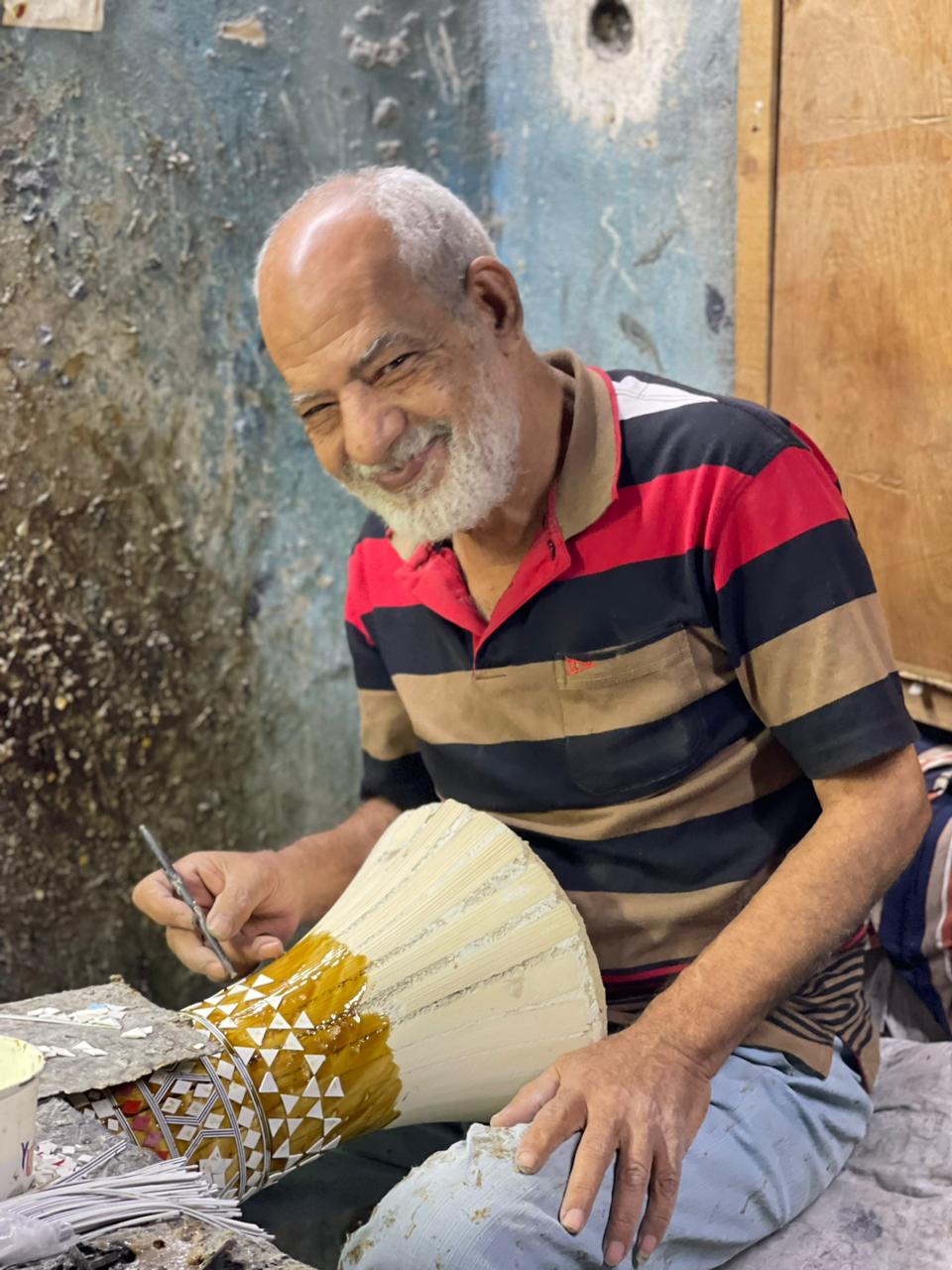 أحد العاملين في صناعة الطبول