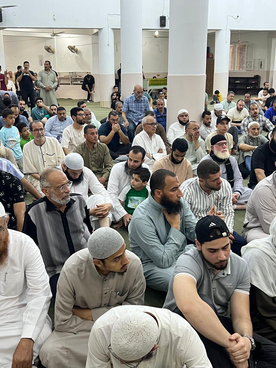 الاهالى يستعدون لصلاة الجنازة