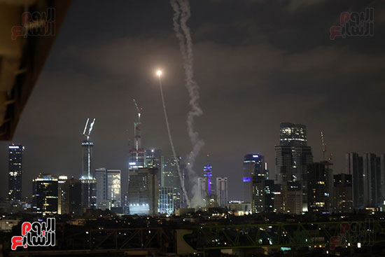 سماء تل أبيب مع سقوط الصواريخ الإيرانية سماء تل أبيب مع سقوط الصواريخ الإيرانية