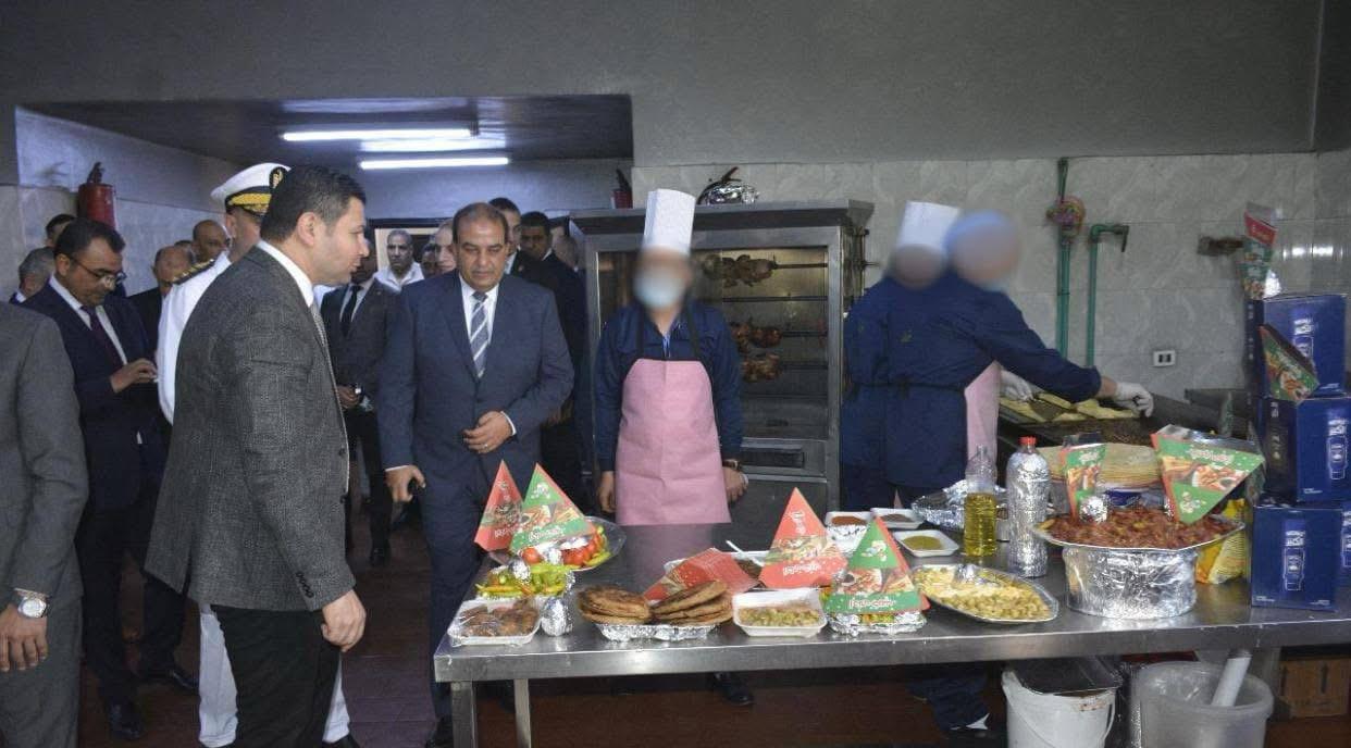 الاطمئنان على الاطعمة المقدمة للنزلاء