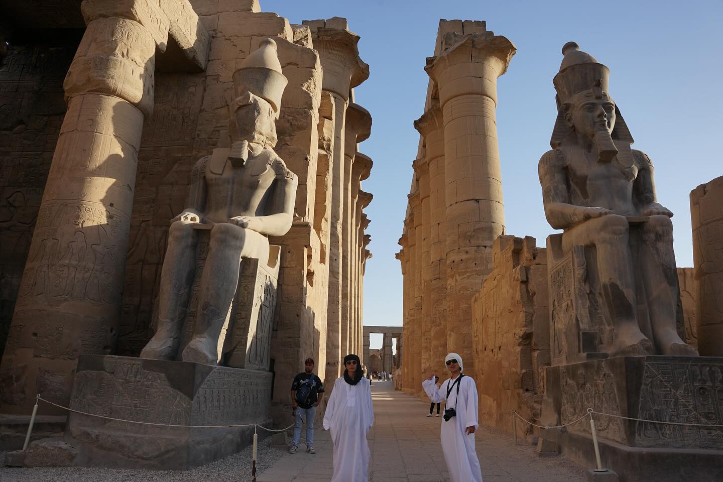 استمتاع السياح بالزي المصرى داخل معبد الأقصر استمتاع السياح بالزي المصرى داخل معبد الأقصر