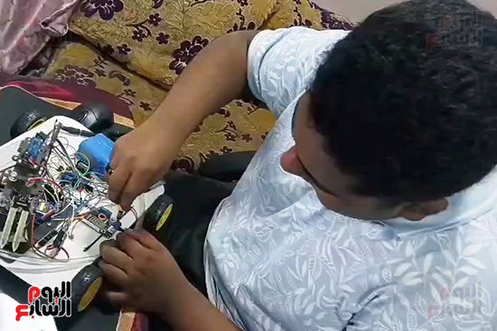 أثناء-عمل-الطفل-فى-البرمجة أثناء-عمل-الطفل-فى-البرمجة