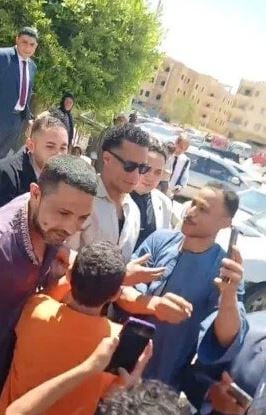 المواطنون يرغبون فى التصوير مع محمد رمضان