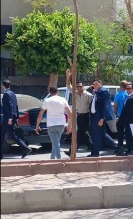 محمد رمضان يشير للمواطنين محمد رمضان يشير للمواطنين