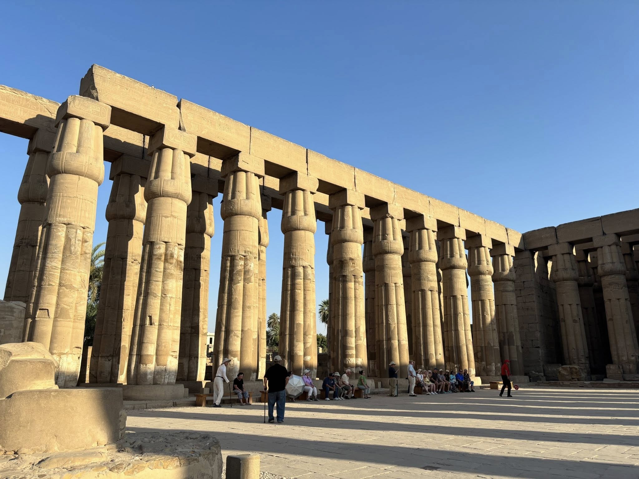 جانب من توافدالسياح بين أعمدة معبد الأقصر جانب من توافدالسياح بين أعمدة معبد الأقصر