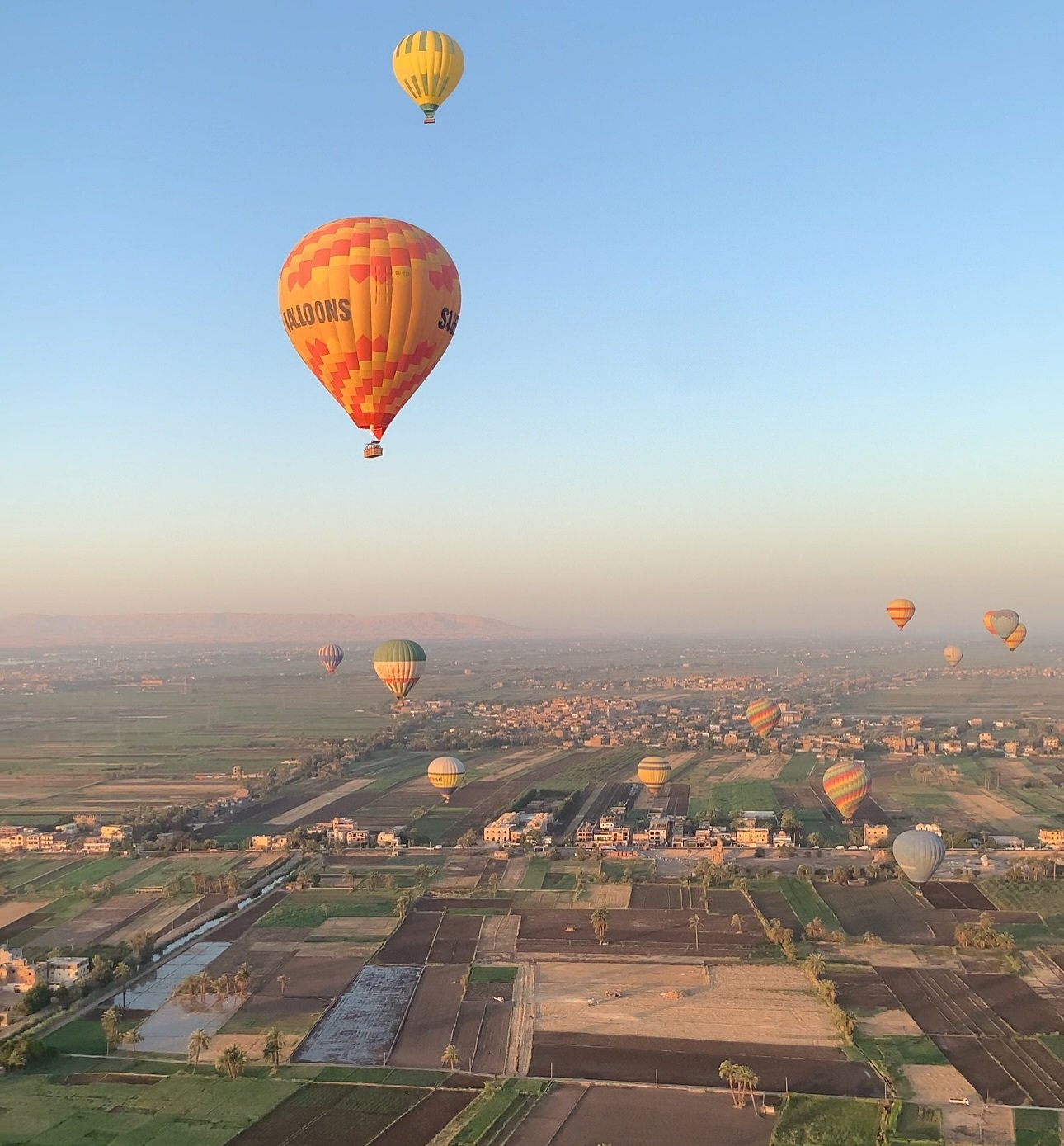 سحر تحليق رحلات البالون الطائر فى سماء غرب الأقصر سحر تحليق رحلات البالون الطائر فى سماء غرب الأقصر