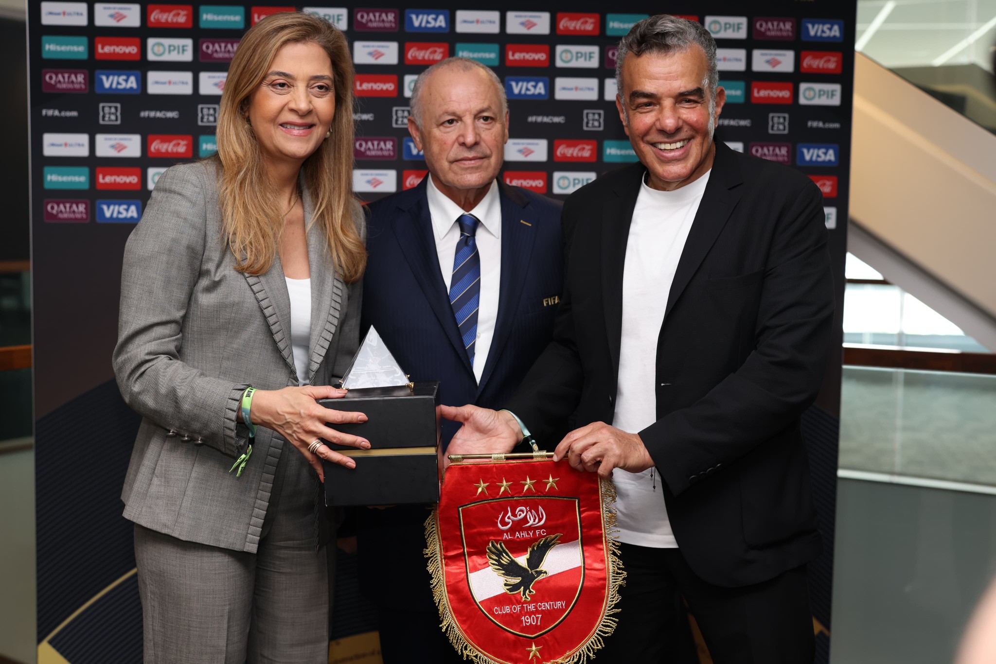مرتجي يسلم درع وعلم الاهلي لرئيسة بعثة بالميراس مرتجي يسلم درع وعلم الاهلي لرئيسة بعثة بالميراس