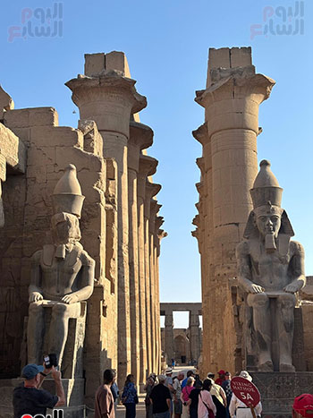 الأفواج-السياحية-تستمتع-بسحر-التماثيل-التاريخية-فى-المعبد الأفواج-السياحية-تستمتع-بسحر-التماثيل-التاريخية-فى-المعبد