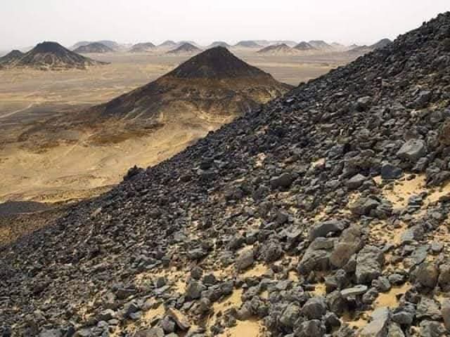 تكوينات صخرية  سوداء نادرة 