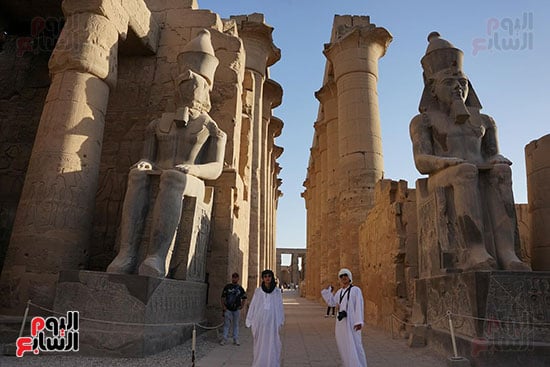 استمتاع-السياح-بالزي-المصرى-داخل-معبد-الأقصر استمتاع-السياح-بالزي-المصرى-داخل-معبد-الأقصر