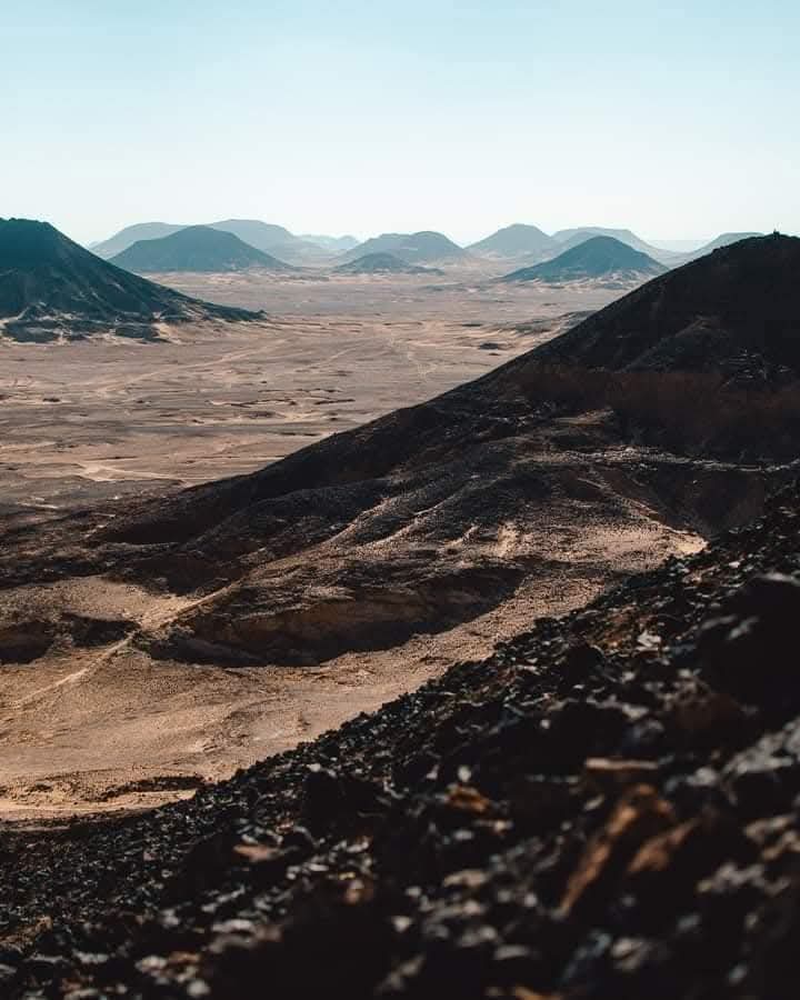 جانب من صخور الصحراء السوداء النادرة