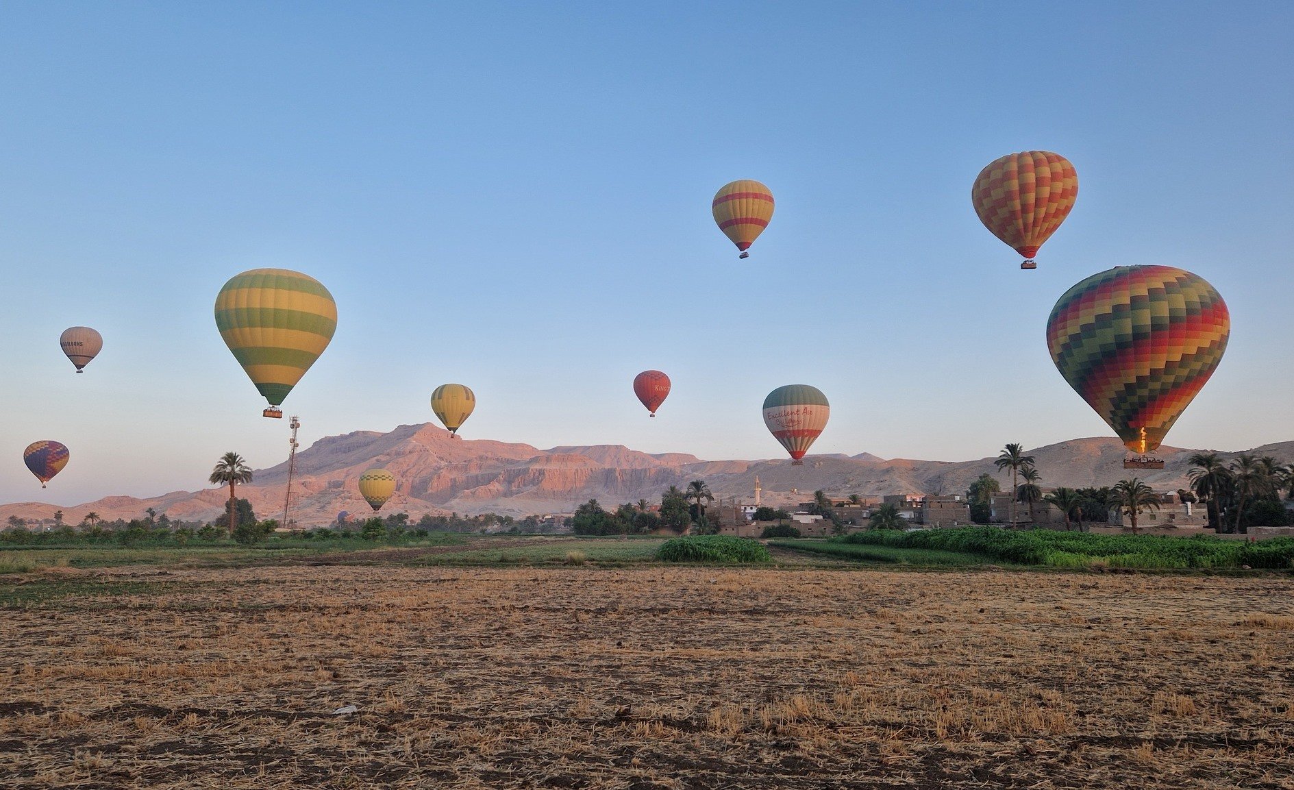 السحر خلال تحليق البالونات فوق الزراعات الخضراء السحر خلال تحليق البالونات فوق الزراعات الخضراء