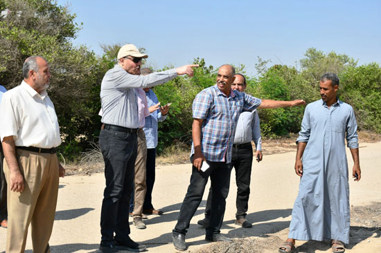 رئيس-الجامعة-فى-مزارع-كلية-الزراعة-