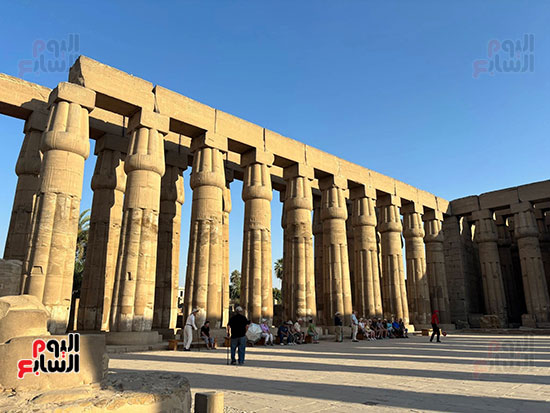 جانب-من-توافدالسياح-بين-أعمدة-معبد-الأقصر جانب-من-توافدالسياح-بين-أعمدة-معبد-الأقصر