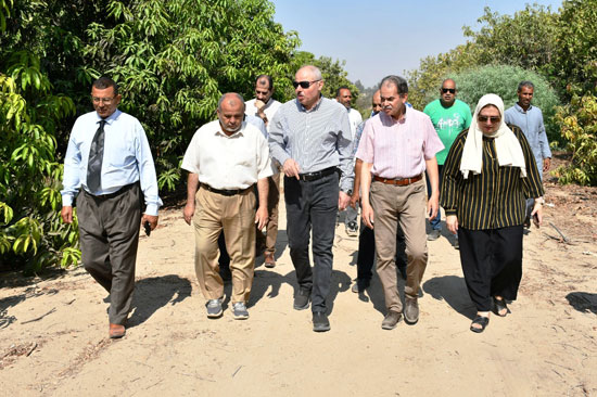 رئيس-الجامعة-وعميد-كلية-الزراعة-خلال-الجولة-