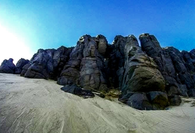 عمر صخورها يصل إلى 180 مليون سنة ويقصدها السياح لغرابة تكوينها.. حكاية  الصحراء السوداء ذات الطبيعة الساحرة بالوادى الجديد.. تقع على أطراف تلال  بركانية منذ العهود السحيقة.. وتحوى صخور الجاسبر والبازلت.. صور -