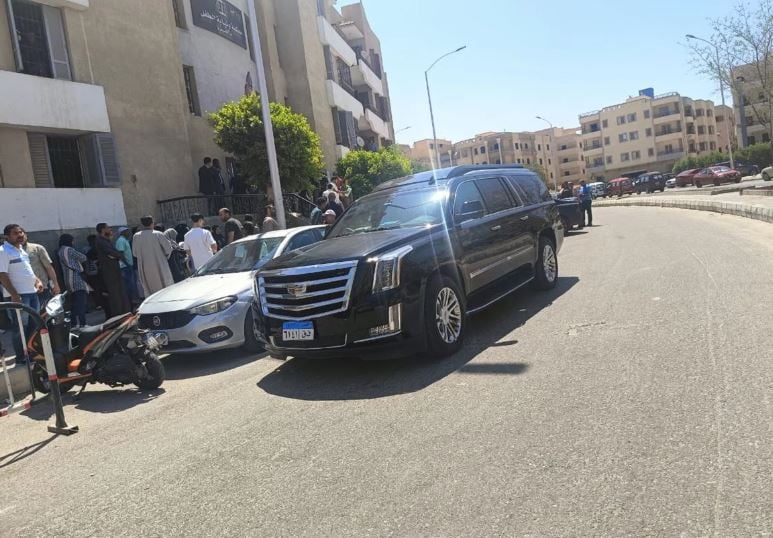 محمد رمضان يصل للمحكمة بسيارته