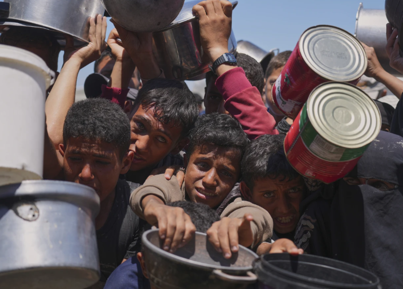 أطفال غزة يبحثون عن الطعام