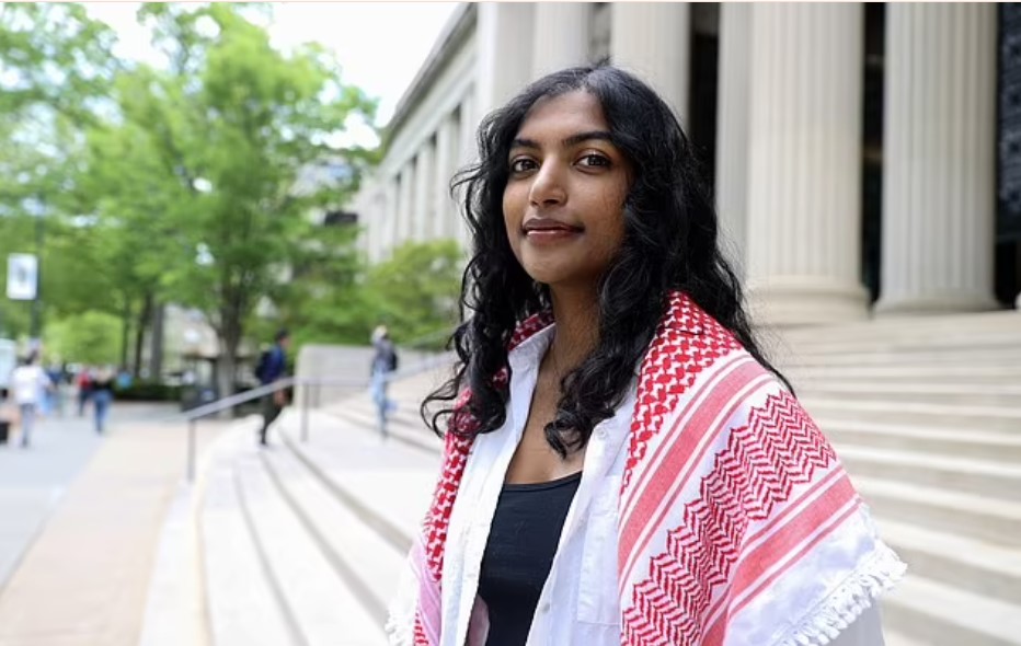 الطالبة الأمريكية ترتدي الكوفية الفلسطينية