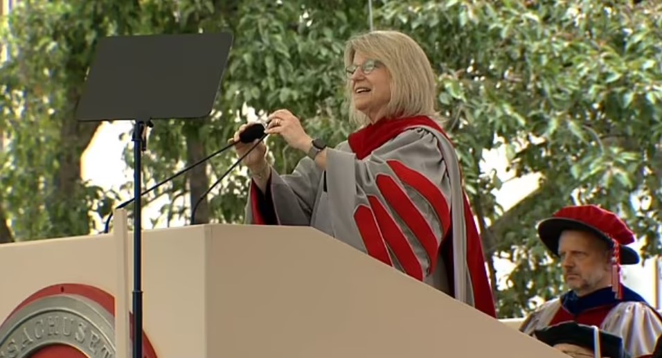 مديرة المعهد الأمريكي تلقي كلمة لتهدئة الأوضاع واستكمال حفل التخرج