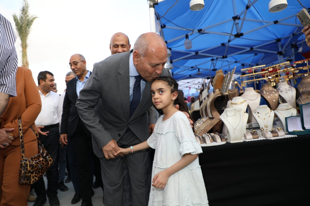 محافظ القاهرة بالمعرض محافظ القاهرة بالمعرض