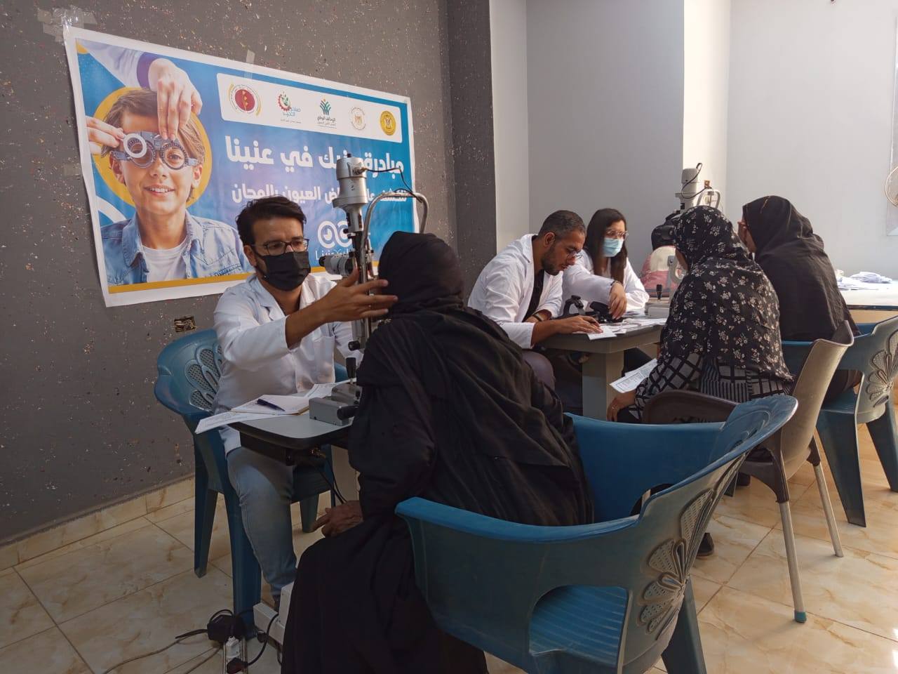 صناع الخير عضو التحالف الوطني ف قافلة للكشف على عيون أهالي بهجورة بنجع حمادي (1)