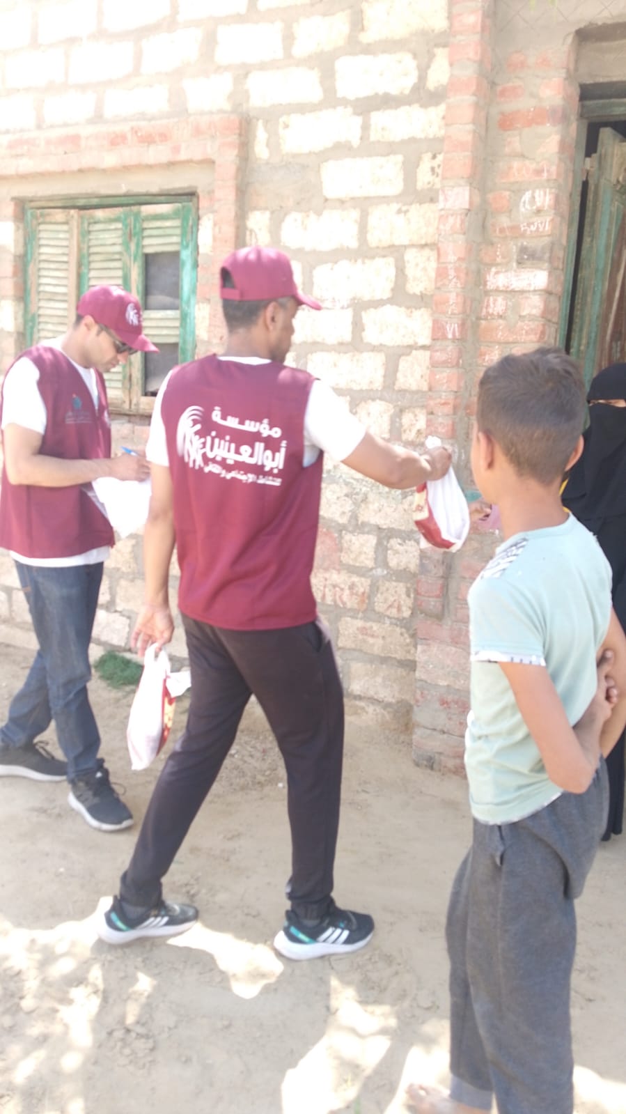 أبو العنين عضو التحالف الوطنى تواصل توزيع اللحوم ببنى سويف بمناسبة عيد الاضحى (3)