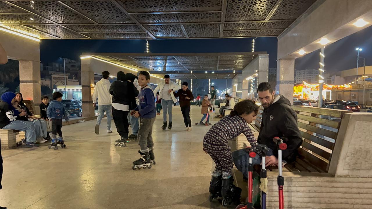 الاسكيت والاسكوتر حاضرين في اماكن مجانبة للتنزه في شارع الجيش بالمنصورة الاسكيت والاسكوتر حاضرين في اماكن مجانبة للتنزه في شارع الجيش بالمنصورة