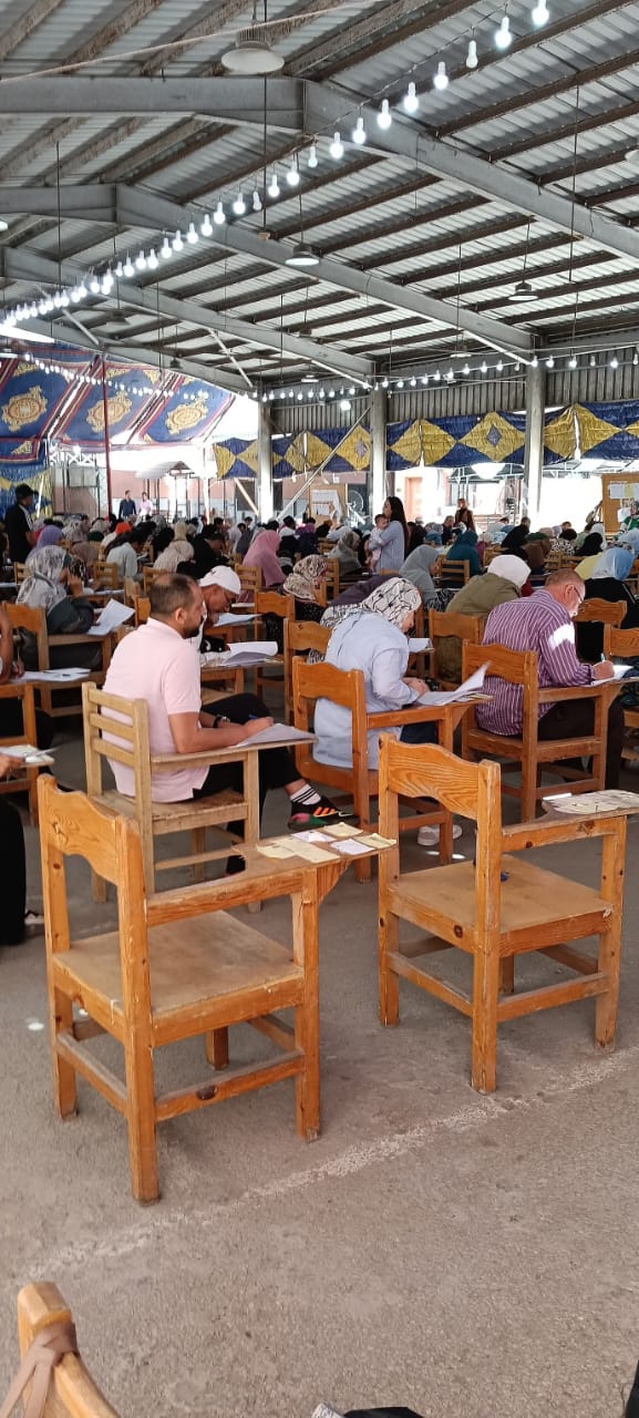 الدكتورة تحمل الرضيع ببورسعيد