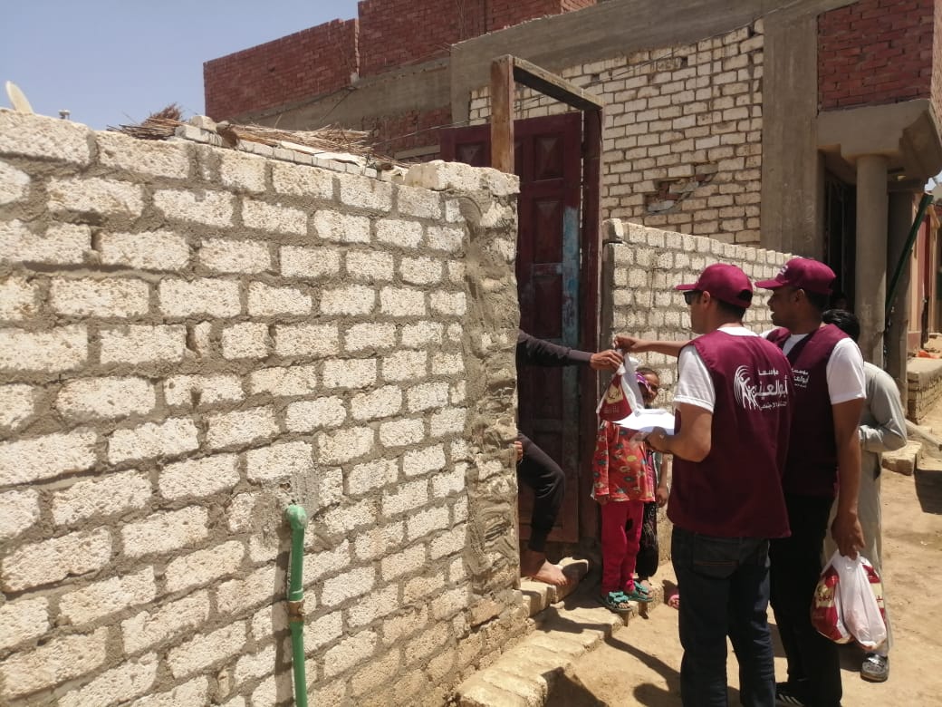 أبو العنين عضو التحالف الوطنى تواصل توزيع اللحوم ببنى سويف بمناسبة عيد الاضحى (7)