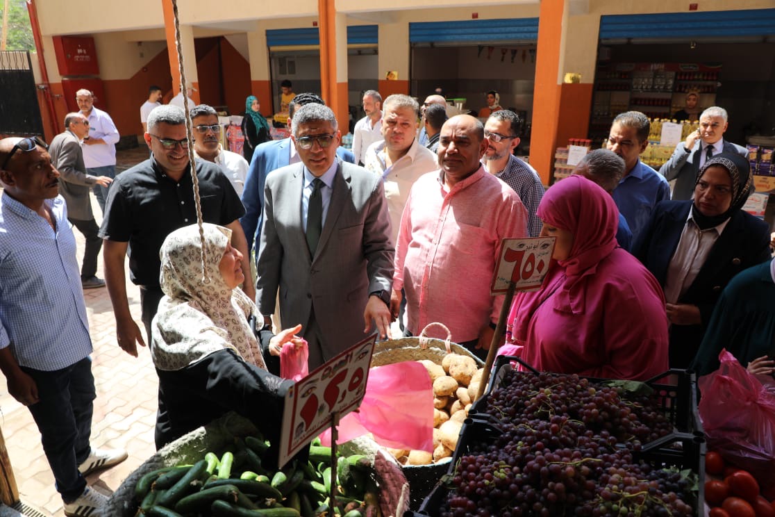 محافظ الجيزة يتابع الاسعار محافظ الجيزة يتابع الاسعار