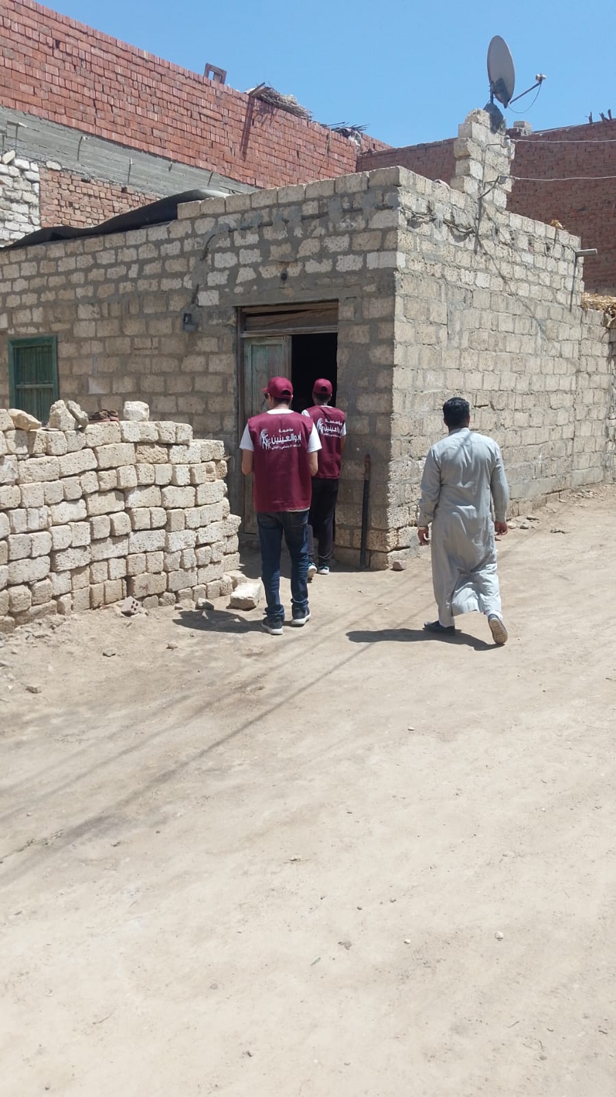 أبو العنين عضو التحالف الوطنى تواصل توزيع اللحوم ببنى سويف بمناسبة عيد الاضحى (4)