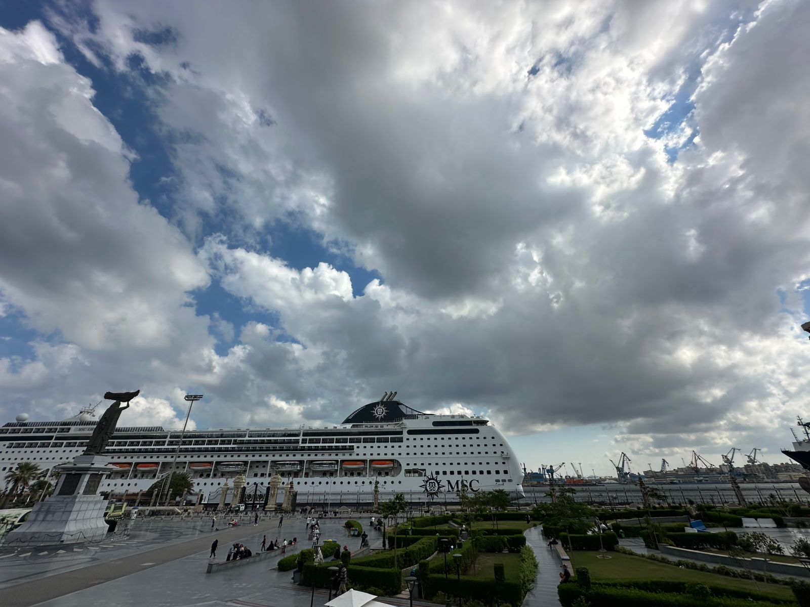 ساحة مصر تعلوها الغيوم ساحة مصر تعلوها الغيوم