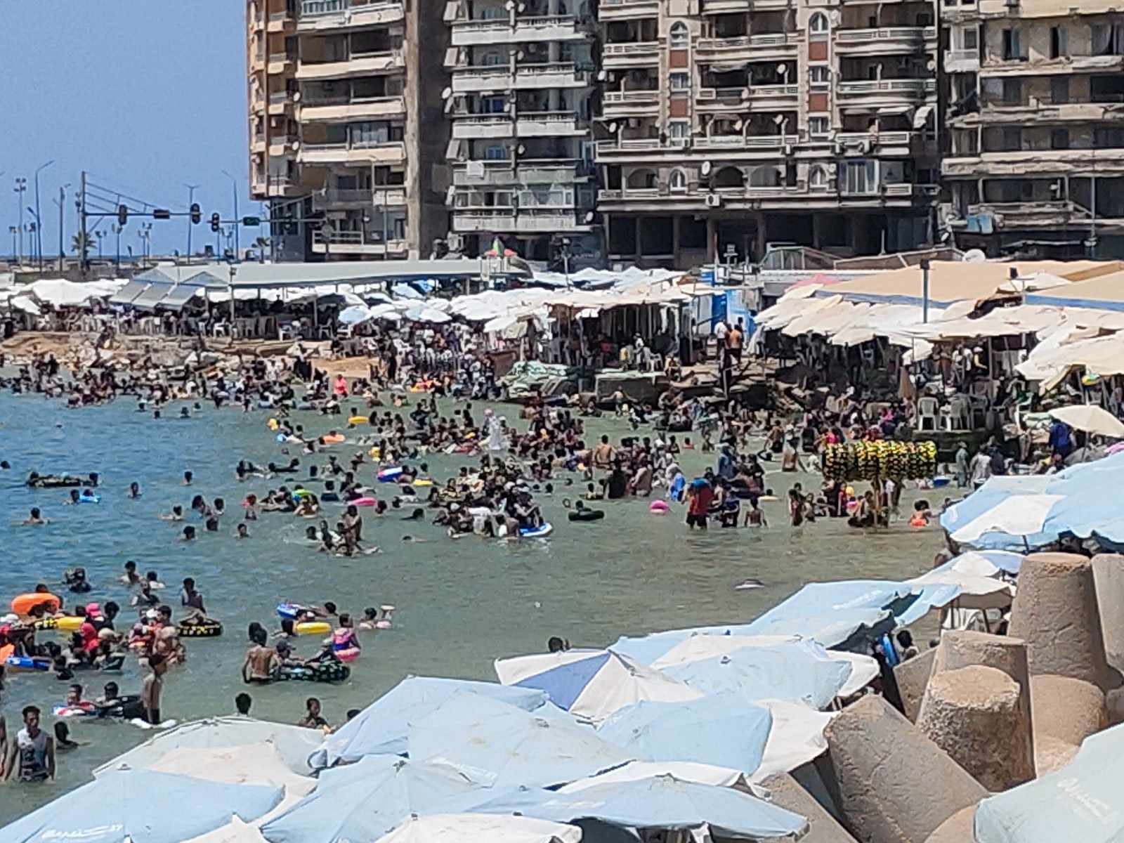 المواطنين داخل شواطي الاسكندرية