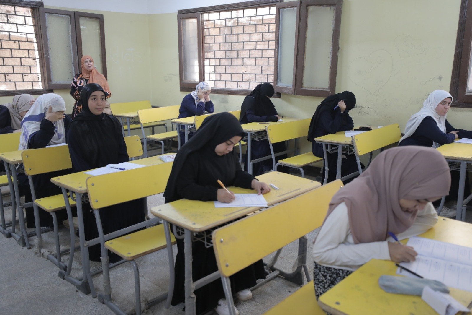 طلاب القسم الأدبي يؤدون امتحانات الشهادة الثانوية الأزهرية في مادتي اللغة الفرنسية والإنشاء وسط إجراءات منظمة وهدوء طلاب القسم الأدبي يؤدون امتحانات الشهادة الثانوية الأزهرية في مادتي اللغة الفرنسية والإنشاء وسط إجراءات منظمة وهدوء