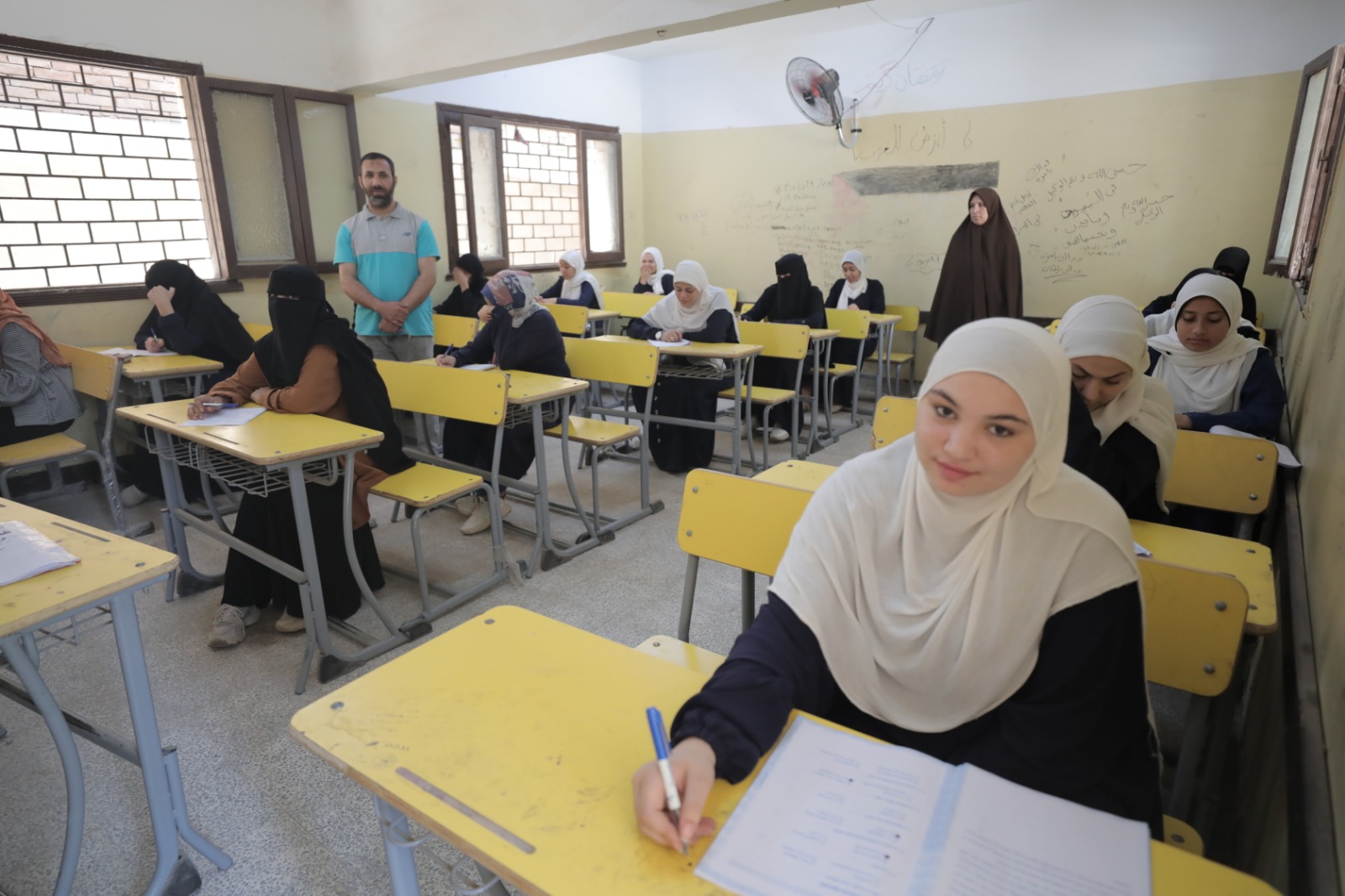 طلاب القسم الأدبي يؤدون امتحانات الشهادة الثانوية الأزهرية طلاب القسم الأدبي يؤدون امتحانات الشهادة الثانوية الأزهرية