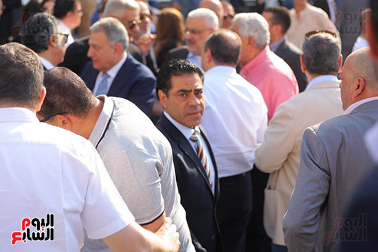طارق صنديل في جنازة والدة الجنايني طارق صنديل في جنازة والدة الجنايني