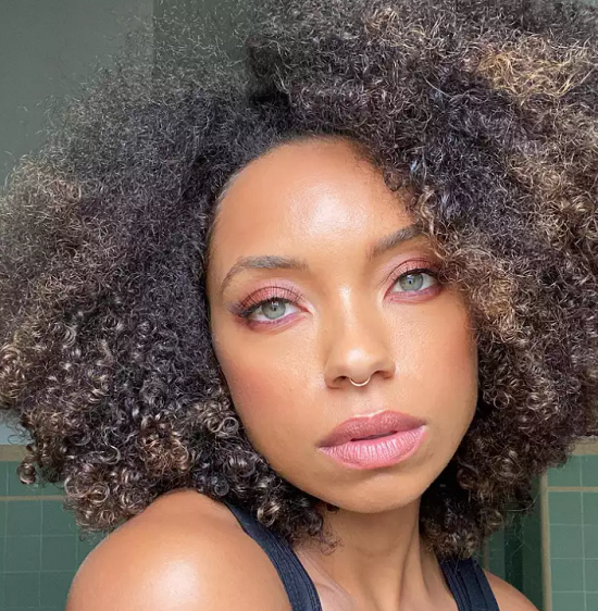 ظلال عيون وردي