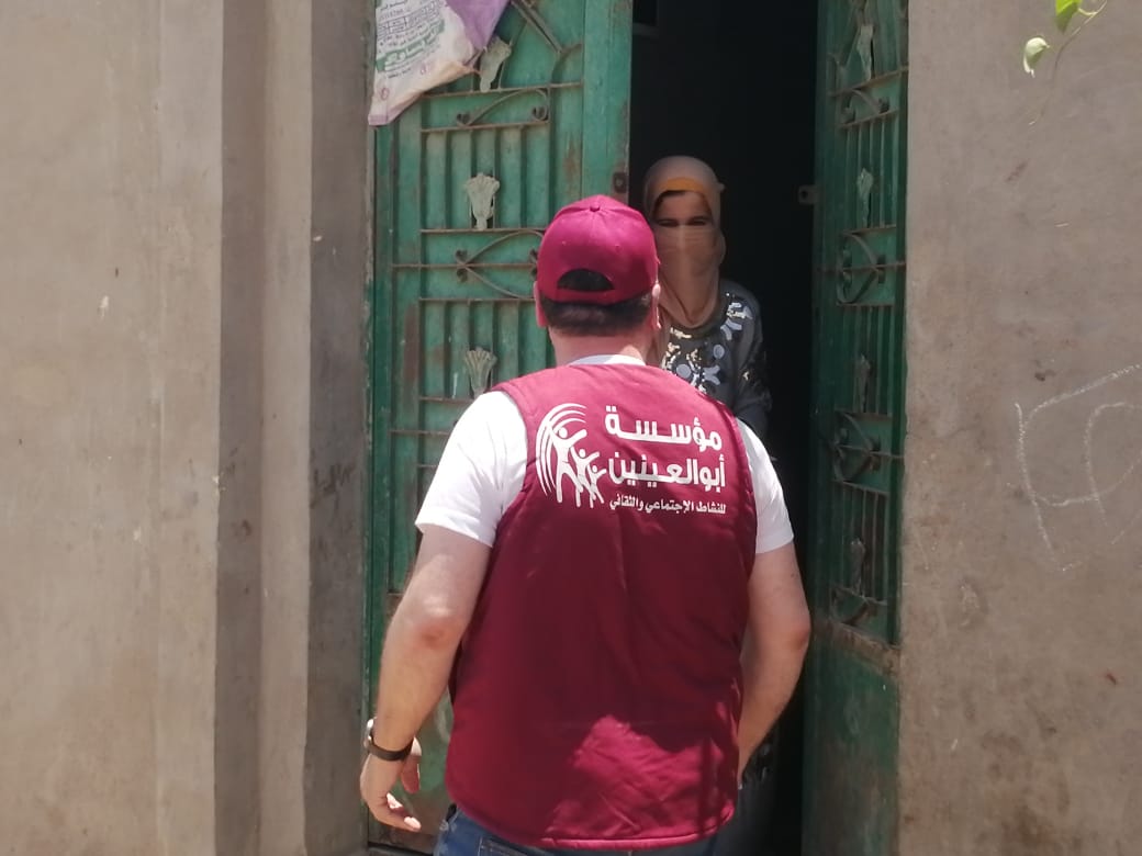 أبو العنين عضو التحالف الوطنى تواصل توزيع اللحوم ببنى سويف بمناسبة عيد الاضحى (2)