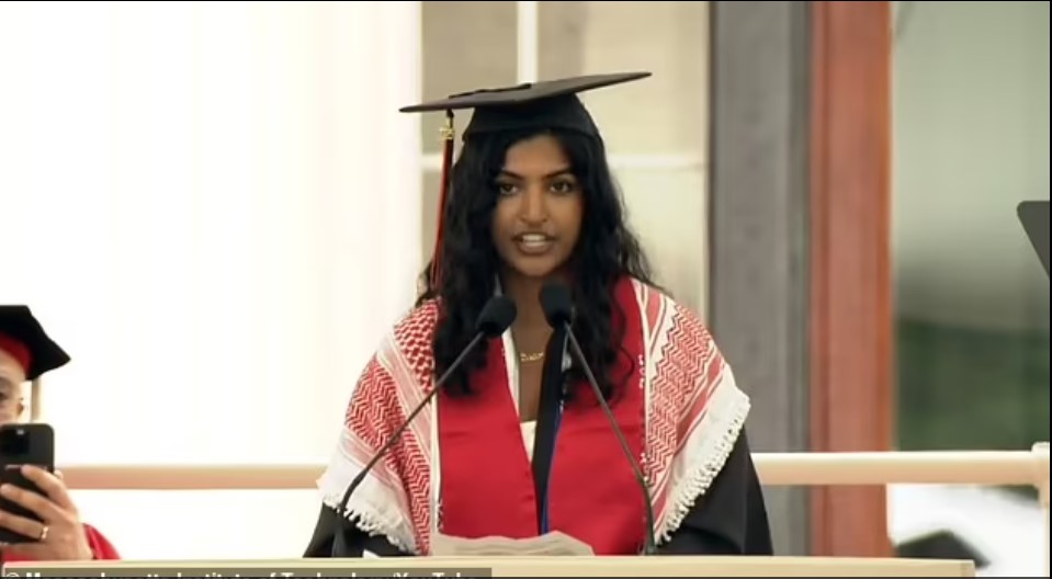 طالبة أمريكية تلقي خطابا مناهض لإسرائيل طالبة أمريكية تلقي خطابا مناهض لإسرائيل
