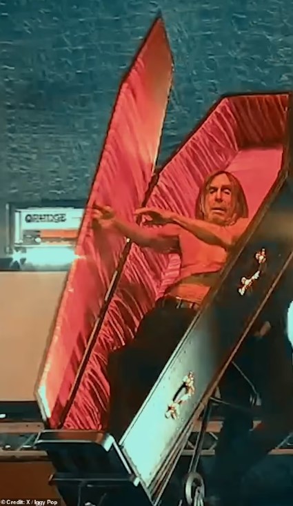 إيجى يغادر المسرح