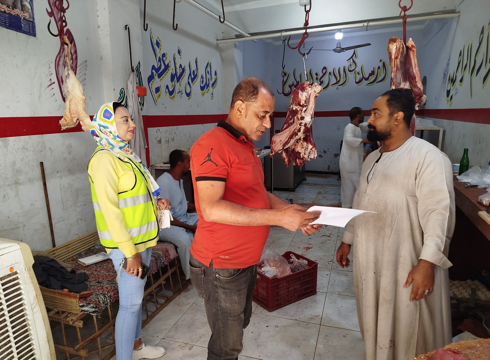 حملات لتوعية أصحاب محلات الجزارة والمواطنين قبل عيد الأضحى حملات لتوعية أصحاب محلات الجزارة والمواطنين قبل عيد الأضحى