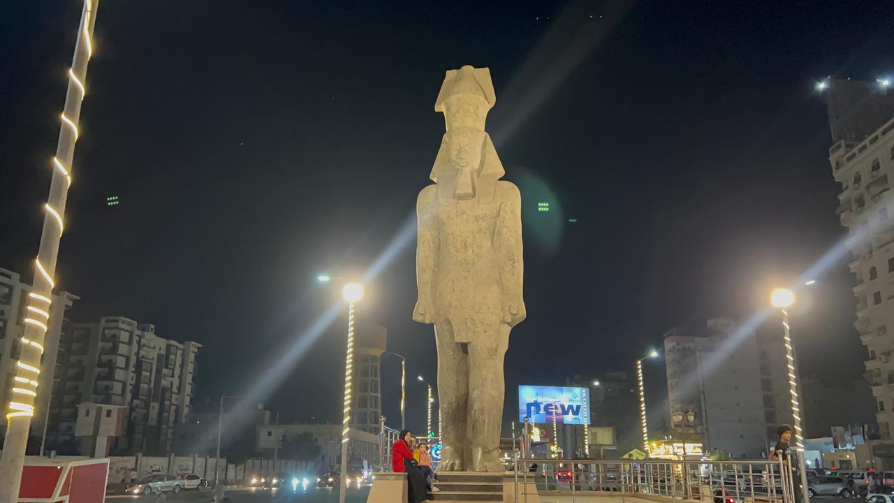 تمثال رمسيس الثاني يزين شارع الجيش بالمنصورة