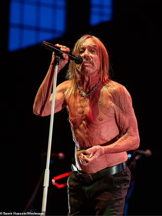 إيجى يؤدى أغنية من أغانيه