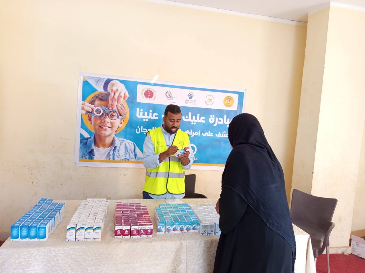 صناع الخير عضو التحالف الوطني ف قافلة للكشف على عيون أهالي بهجورة بنجع حمادي (2)