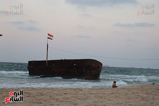 حطام-السفينة-اصبح-مشهد-سياحي حطام-السفينة-اصبح-مشهد-سياحي