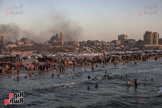 النازجين فى غزة يهربون الى الشواطىء النازجين فى غزة يهربون الى الشواطىء
