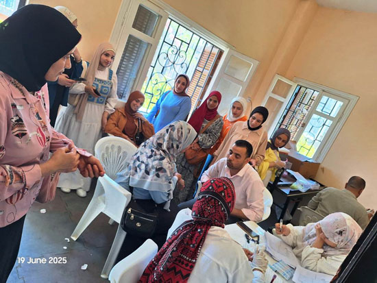 القافلة الحية تجرى الكشف الطبى