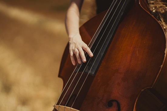 العزف على آلة موسيقية