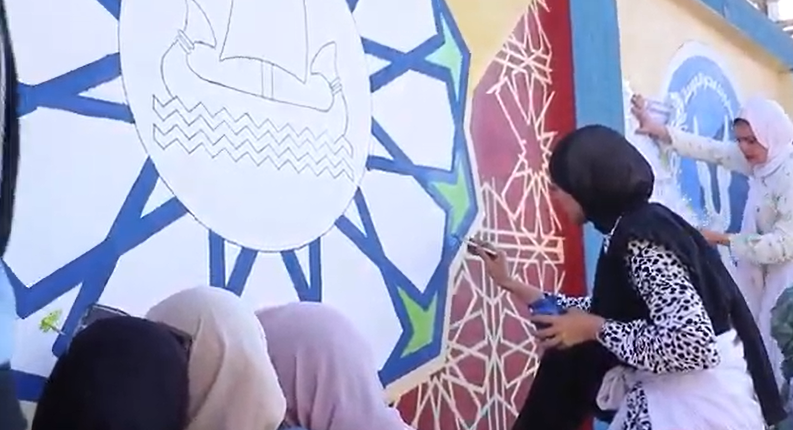 سعادة الطالبات بالمشاركة في الرسم على جدران المصالح الحكومية بكفر الشيخ 